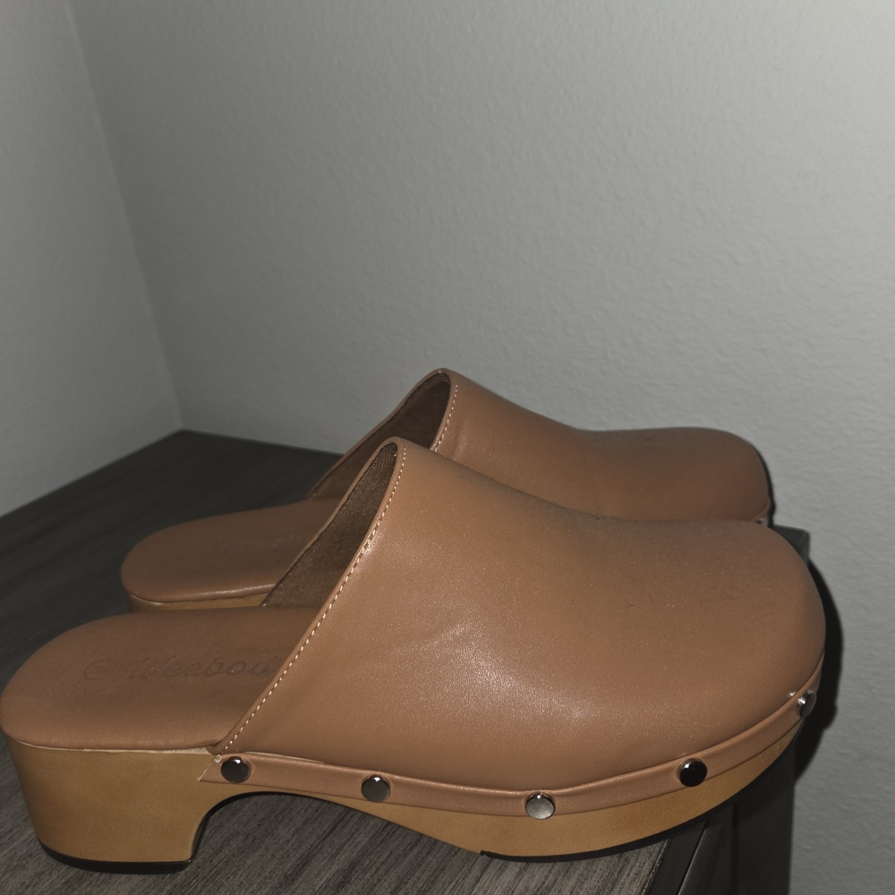 Women's Tan Clogs